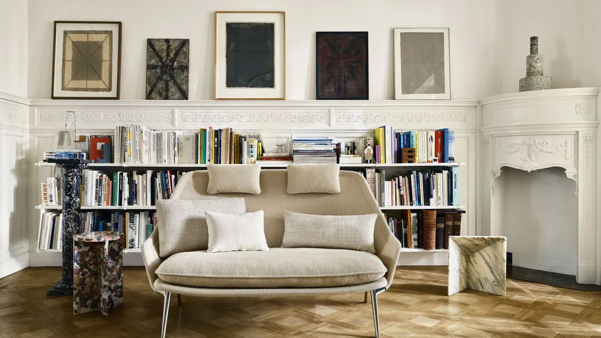 Fin del reinado de los cuadros: 12 ideas para decorar la pared del sofá sin recurrir a lo de siempre