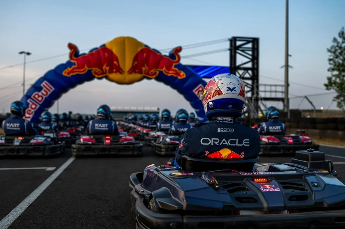 Verstappen anuncia "maior corrida de kart do mundo", onde enfrentará 100 pilotos; veja como assistir