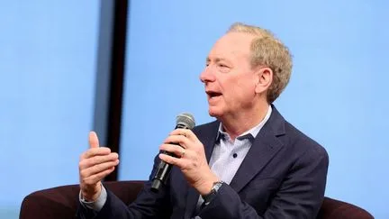 Le président de Microsoft appelle à instaurer des normes de sécurité "réelles et effectives" pour contenir les risques liés à l'IA