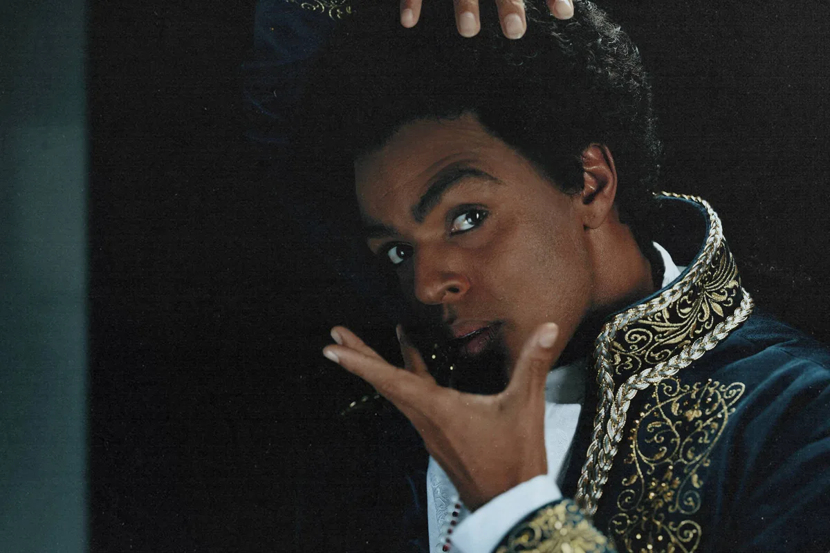 Musical sobre Gilberto Gil embaralha tempos e usa o imaginário da tropicália