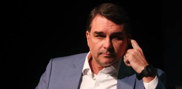 Por que entrevista com Flávio Bolsonaro na Globo vai começar mais tarde?