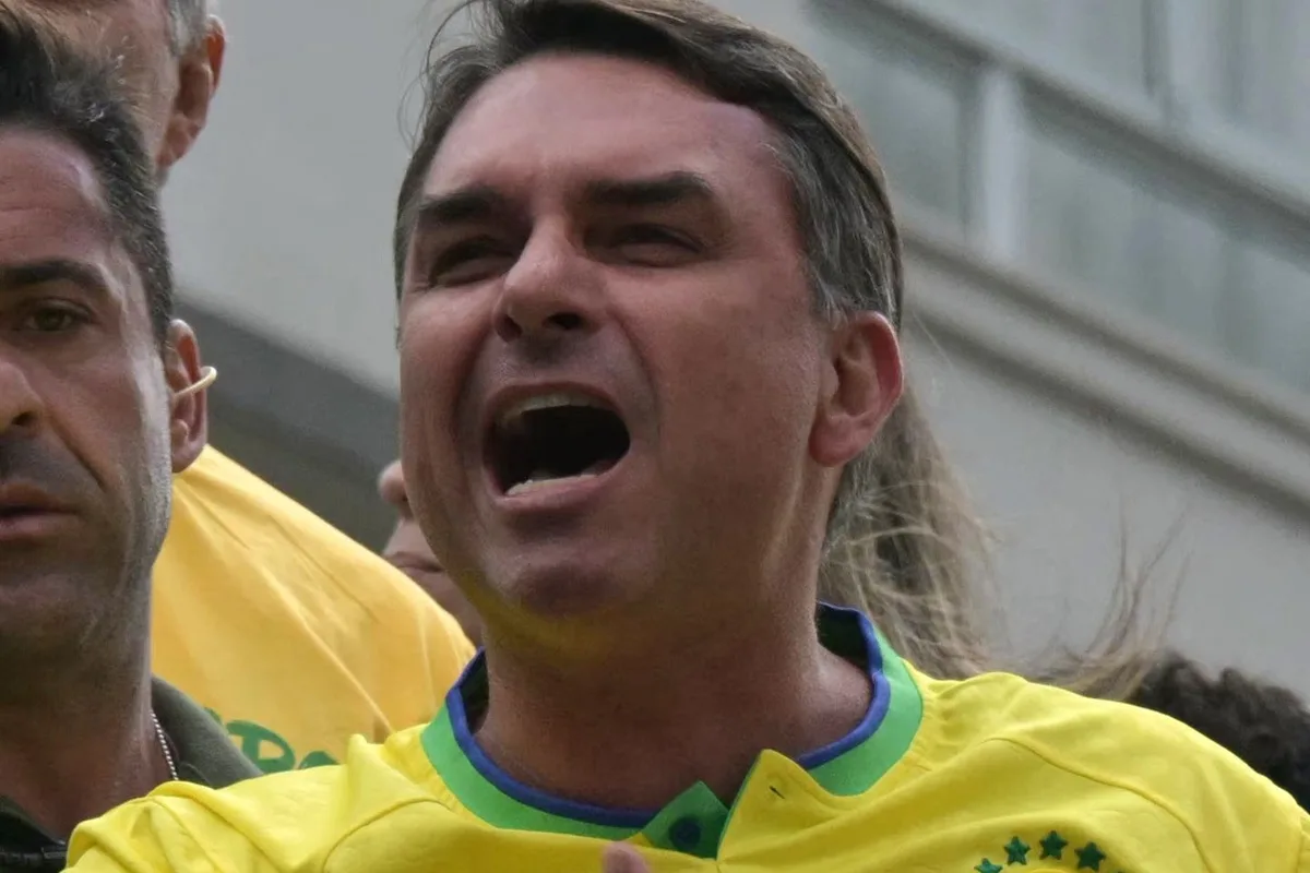Flávio escancara projeto golpista em evento e dispara: “Nojo do STF”