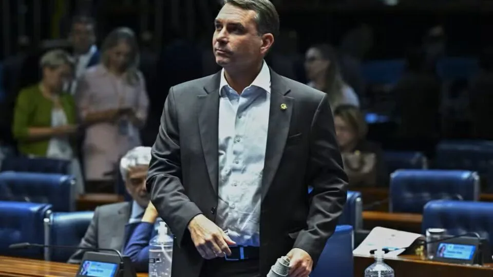 Flávio sobe à tribuna do Senado e cobra impeachment de Moraes imediatamente