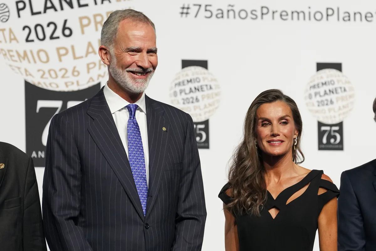 La Reina Letizia apuesta por un vestido de escote escultórico (y gana) en el Premio Planeta