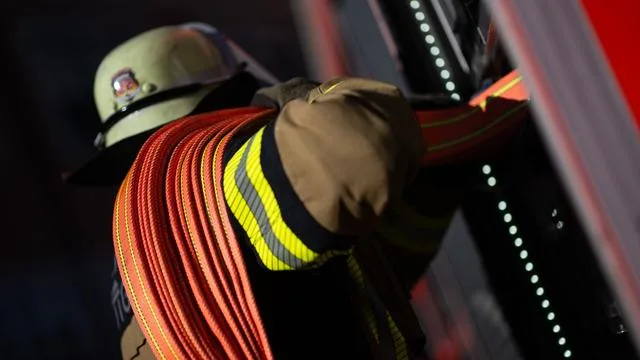 Berlin: Feuerwehr rettet Schwerverletzten aus brennender Wohnung