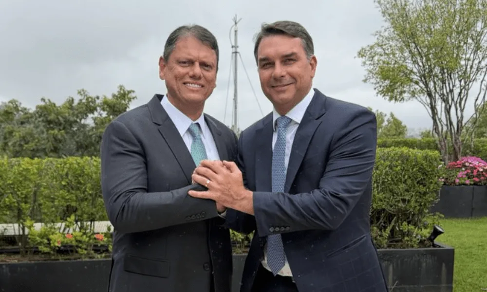 Tarcísio diz que áudios de Flávio a Vorcaro não impactam relação com senador