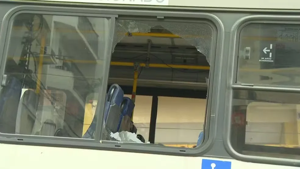 Fonoaudióloga é baleada no pescoço dentro de ônibus durante confronto armado