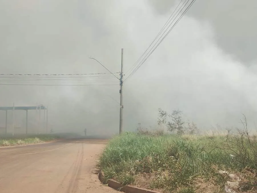 Tempo seco favorece incêndios e fogo atinge vegetação em dois pontos da Capital