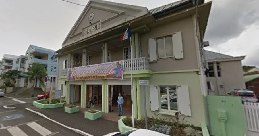La Réunion. « Douleur et choc » : le gardien de nuit d'une mairie retrouvé mort dans les toilettes