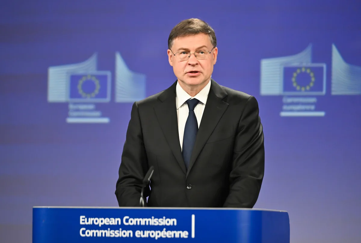 Bruselas resta importancia a la rebaja del ráting de Francia, pero pide una política prudente