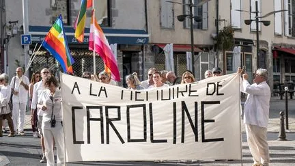 Plus de 200 personnes participent à une marche blanche à Aurillac, un an après le suicide de l'institutrice Caroline Grandjean