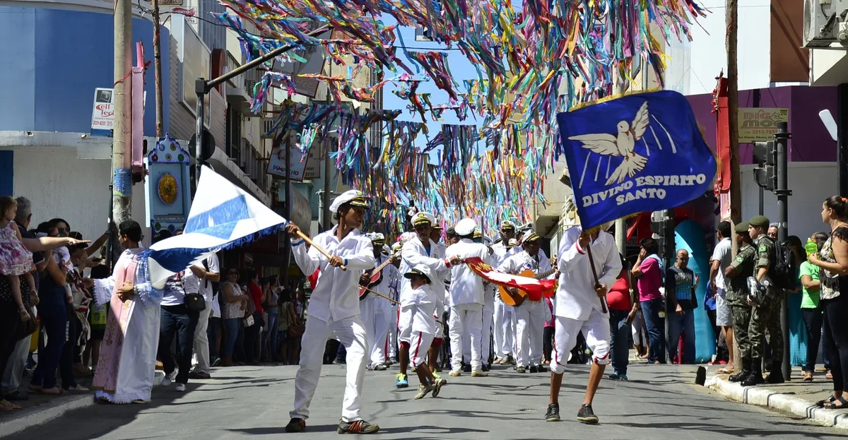 Marina Sena participa do cortejo de São Benedito e é coroada catopê nas Festas de Agosto em Montes Claros