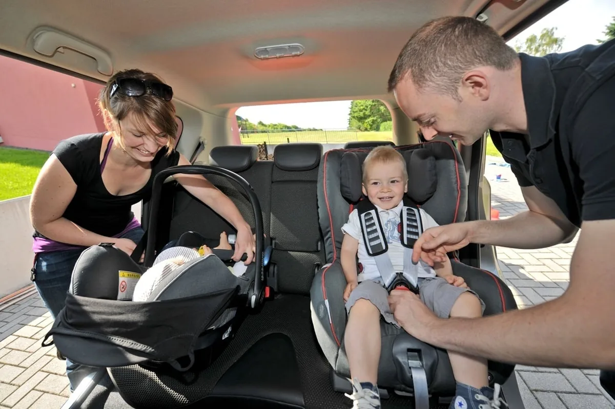 La DGT prohíbe una serie de sillitas infantiles y sancionará con cuatro puntos menos en el carnet a los conductores que incumplan esta normativa