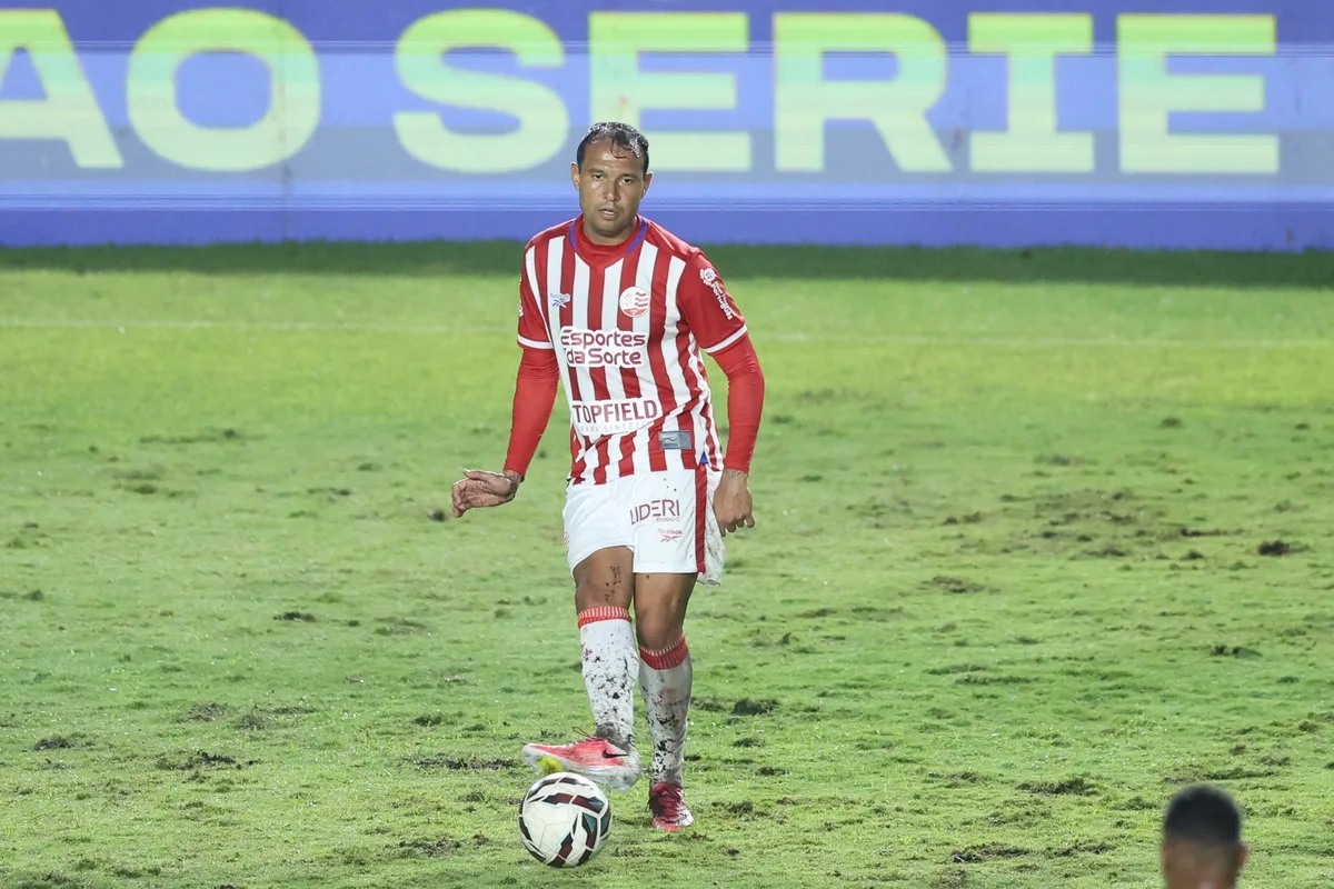Técnico do Náutico mantém cautela com retorno de Vinícius e explica situação do atacante