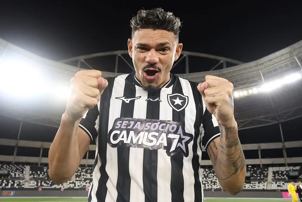 Tiquinho Soares comenta partida como titular ao retornar para o Botafogo: “estou feliz novamente”