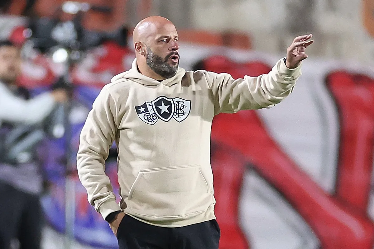 Franclim explica escalação e goleada sofrida pelo Botafogo: "É um dia que nos envergonha"