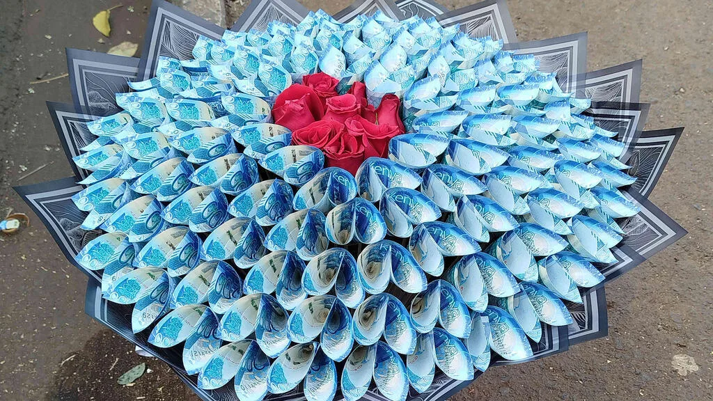 Tradition festive ou "crime" : pourquoi les "bouquets d'argent" font-ils polémique en Afrique ?
