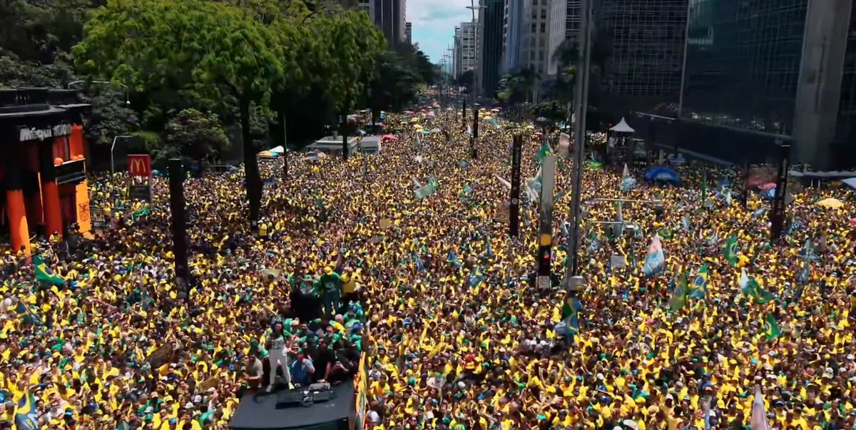 Ato de Flávio Bolsonaro na Paulista reúne 71,9 mil pessoas, estima USP