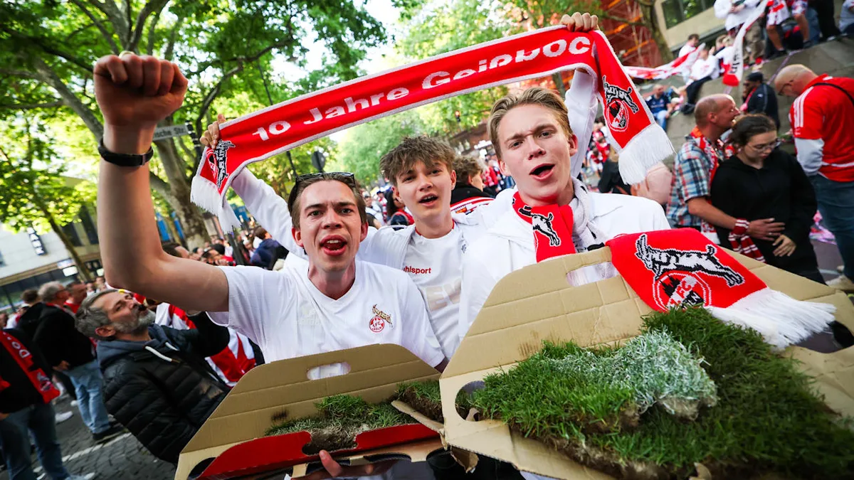 Nach Aufstieg in die 1. Liga - Köln-Fans freuen sich ein Loch in den Rasen