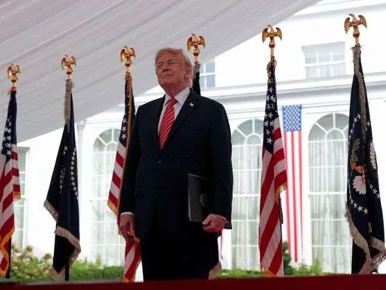 Trump arremete contra las regulaciones europeas y la política migratoria durante su visita a Irlanda