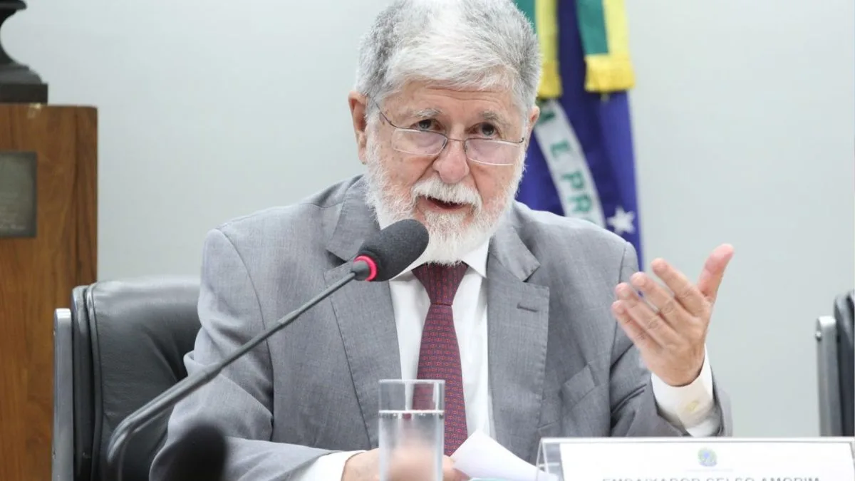 Celso Amorim diz que sente vergonha da ‘servilidade brasileira em relação aos países estrangeiros’ após provocação de deputado do PL