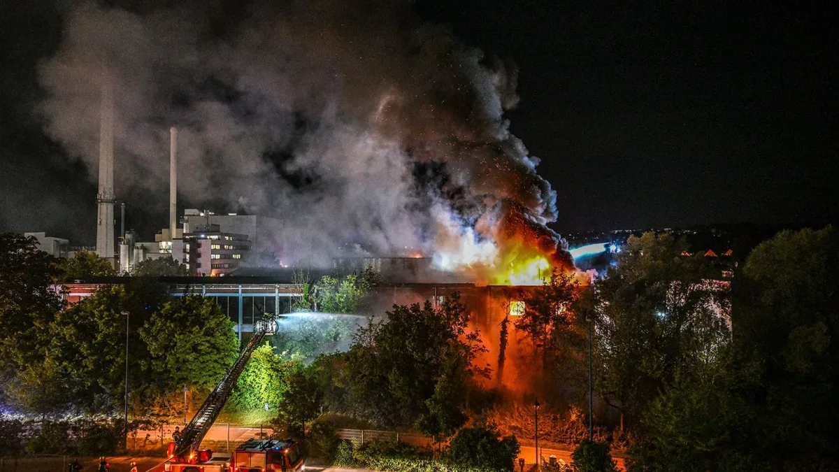 Brände: Lagerhallen-Brand in Ulm - Reifen gelagert