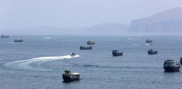 Irã diz que petroleiro explodiu após atingir minas em Hormuz; EUA negam