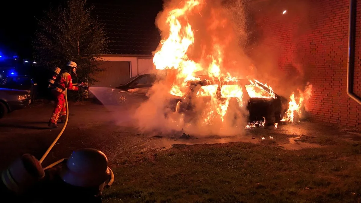 Brennendes Auto: Auto brennt vor Wohnhaus – Polizei vermutet Brandstiftung