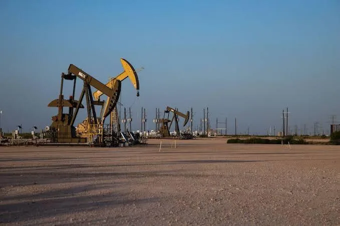 Petróleo abre con caídas ante espera de nuevas sanciones de Estados Unidos contra Irán