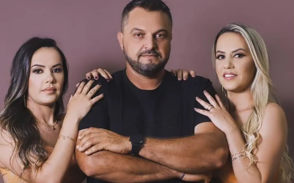Rainha de rodeio que vive em trisal com irmã gêmea e agricultor diz que família sempre os apoiou: ‘Aceitaram muito bem’