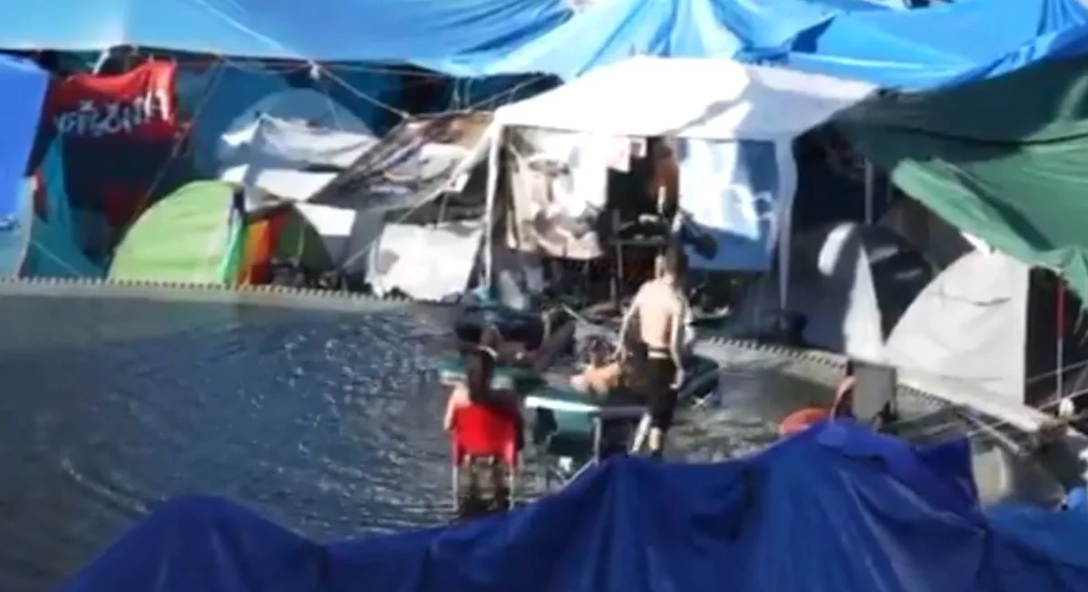 Los acampados de Sol convierten la fuente de Carlos III en una piscina con colchonetas hinchables