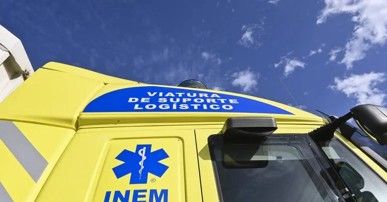Homem e mulher feridos em despiste de trator em Barcelos