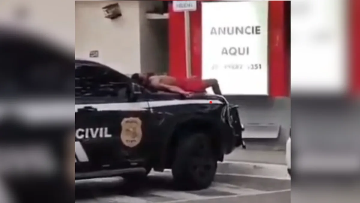 Homem é flagrado deitado sobre capô de viatura da Polícia Civil em Anchieta