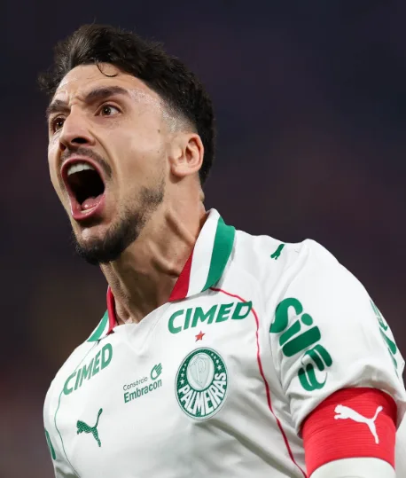Com 2 gols em 10 minutos, Palmeiras vence e assume a ponta do Brasileirão