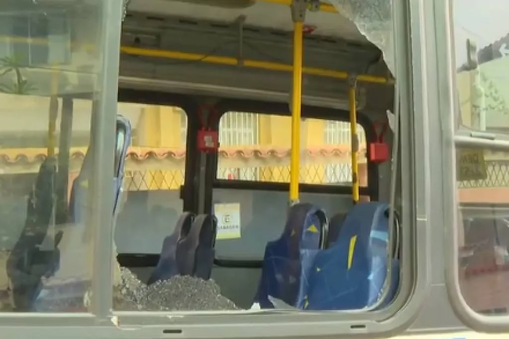 Fonoaudióloga é baleada no pescoço dentro de ônibus durante tiroteio no Rio