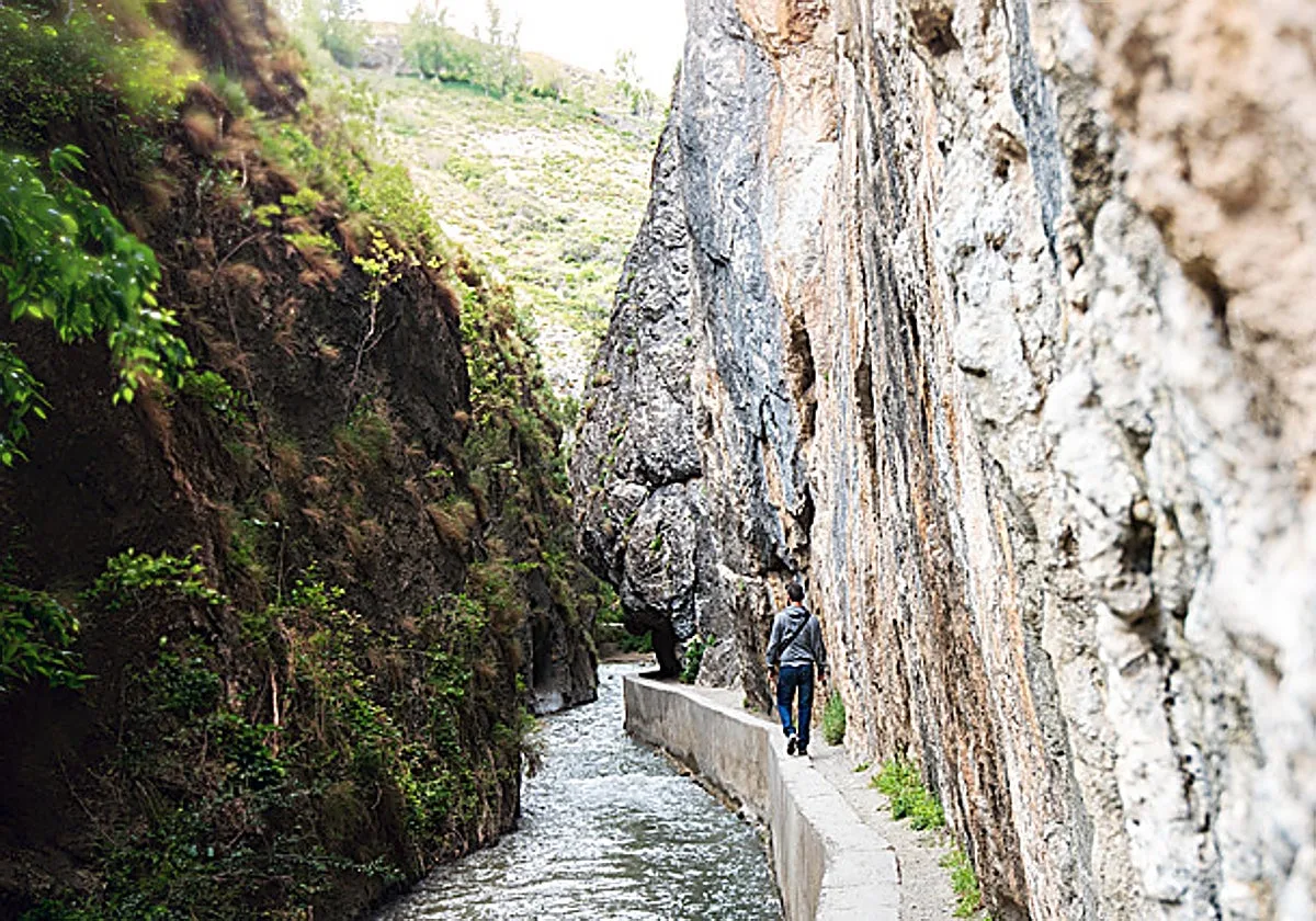 El sendero de Andalucía que atraviesa pasarelas, desfiladeros y zonas de baño para un plan de verano diferente