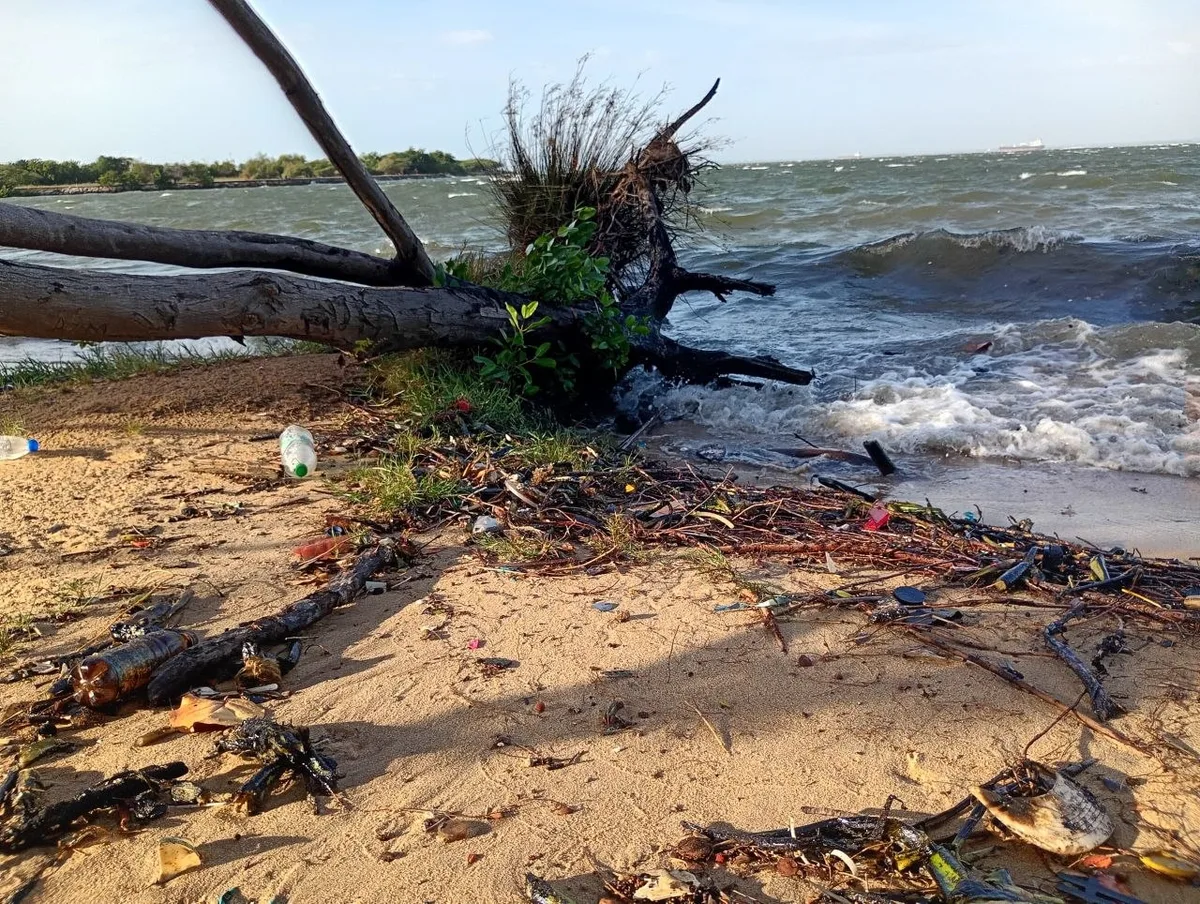 El lago de Maracaibo, una bomba de tiempo para pescadores y trabajadores petroleros