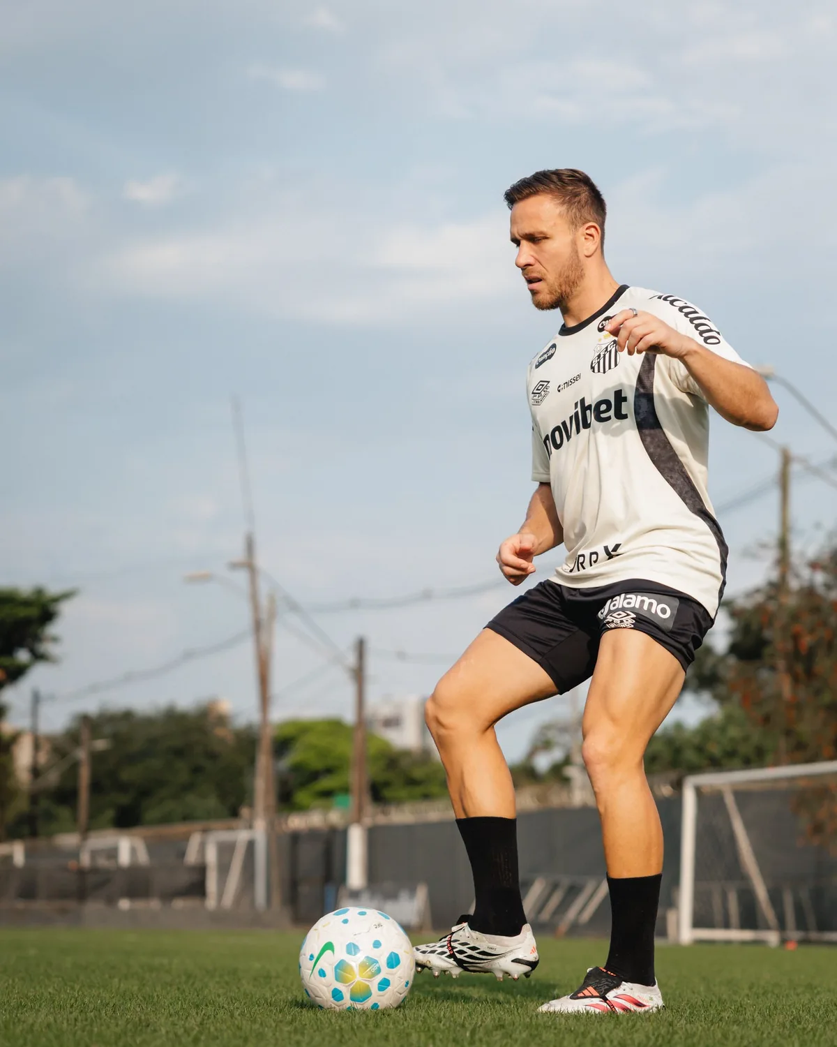 Arthur e Rodinei aparecem no BID e podem estrear pelo Santos