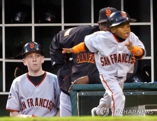 MLB 샌프란시스코, 베이커 감독 아들 '배트 보이'와 계약
