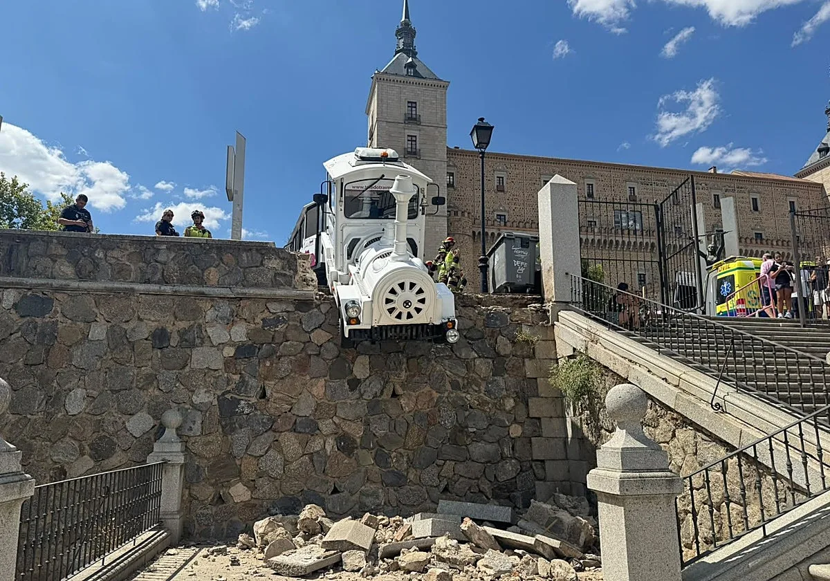 Al menos un herido en un accidente del tren turístico de Toledo junto al Alcázar