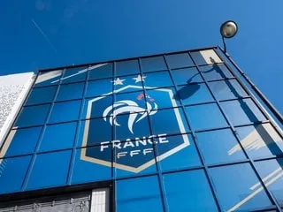 Visage connu des médias, connexion lointaine avec Zidane… Qui est Xavier Giraudon, le nouveau chef de presse des Bleus