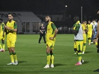 FC Nantes. « Ce but on le mérite, on doit tuer le match bien avant » : les réactions des Canaris après le revers à Laval
