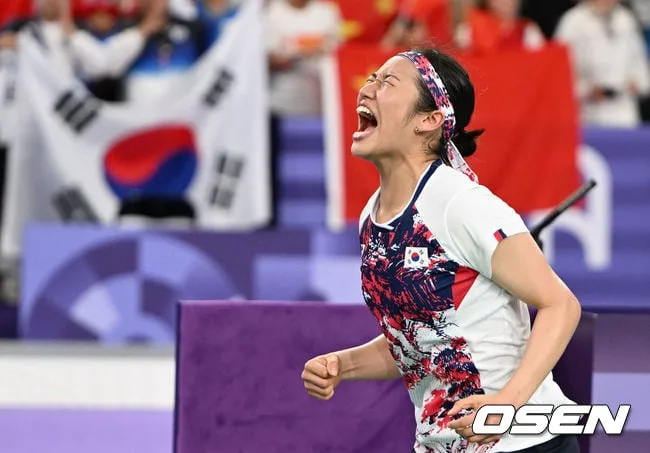 '안세영 미쳤다!' 1게임 고전 후 2게임 21-12 '압도적'...한웨 상대 2-0 완승→세계선수권 준결승 진출 '최소 동메달 확보'