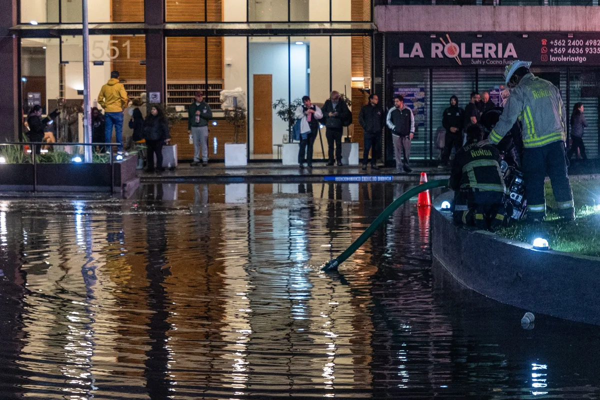 Ríos de hielo en Santiago de Chile tras el alud de barro: "Fue como vivir las cuatro estaciones en un mismo día"