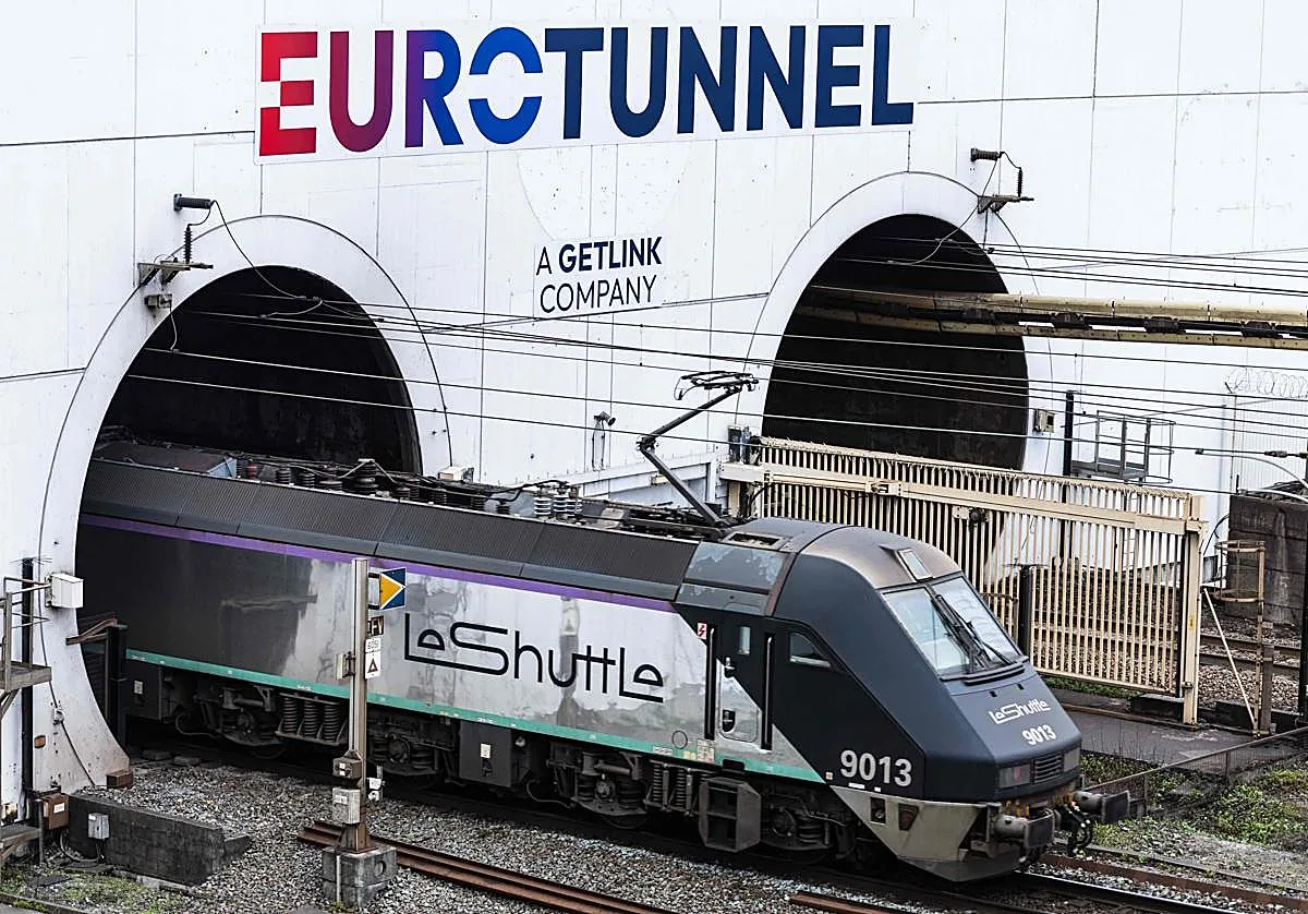 Un choque entre un autobús y un tren deja 19 heridos en el lado francés del túnel del canal de la Mancha