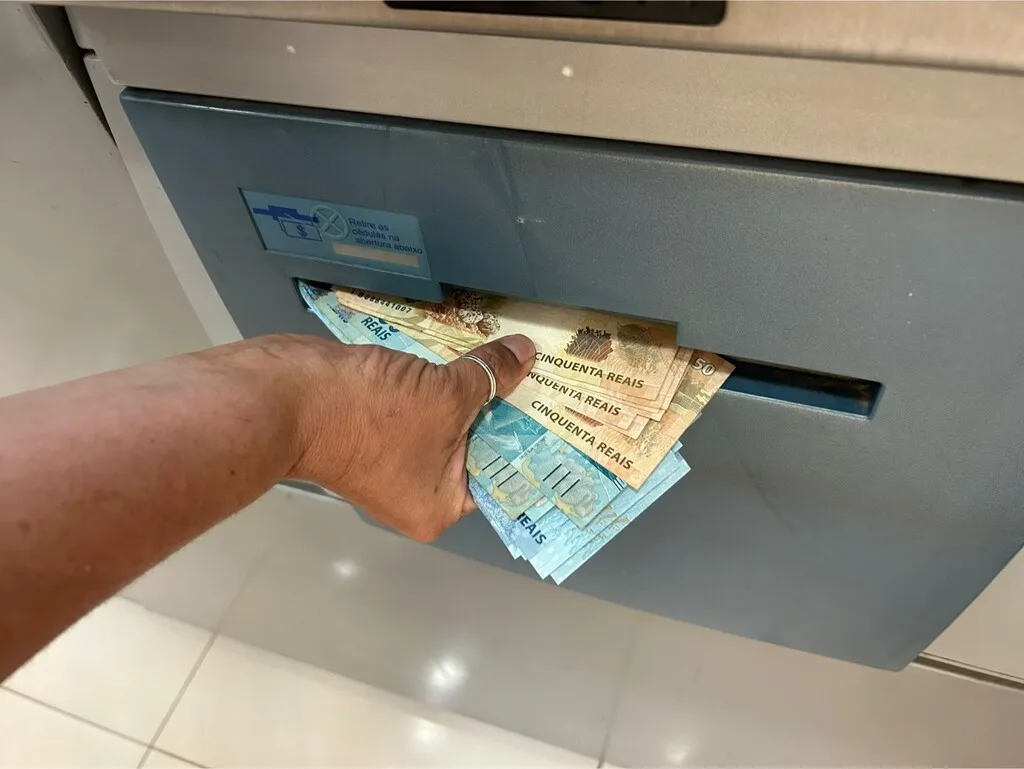 Salário mínimo deve subir para R$ 1.741 em 2027, confirma Fazenda