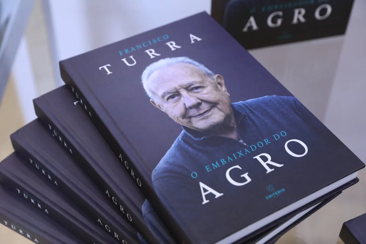 Livro lançado na Expointer resgata momentos marcantes da trajetória de Francisco Turra