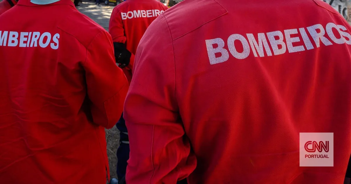 Dois bombeiros entre os quatro feridos do incêndio em Valongo. Há habitações em risco