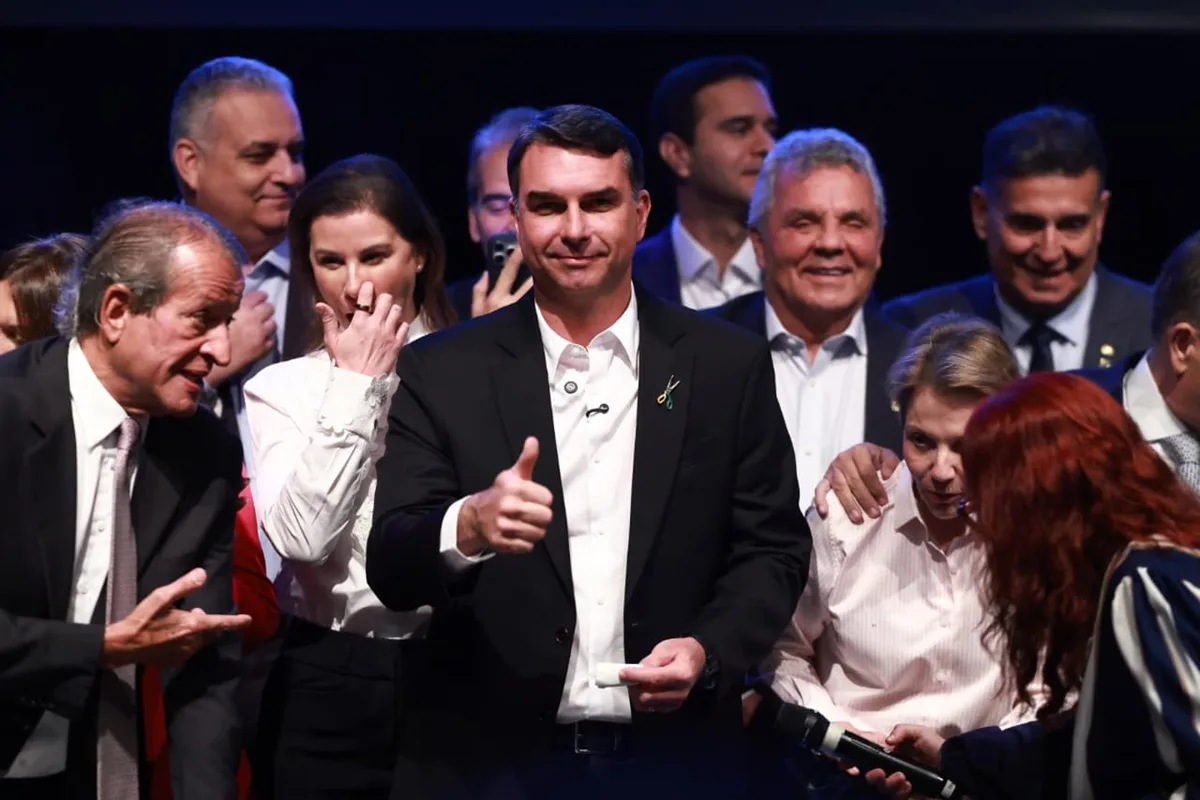 Caso Vorcaro/Moraes municia Flávio, mas não afasta pressão sobre Dark Horse