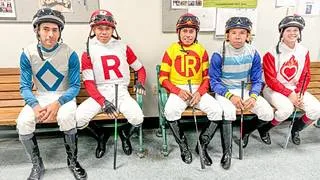 Jinetes hermanos se combinan para cuatro victorias en jornadas de carreras